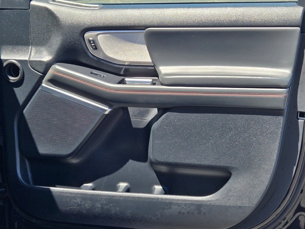 Used 2025 Ford Expedition Active AWD/4WD image 6