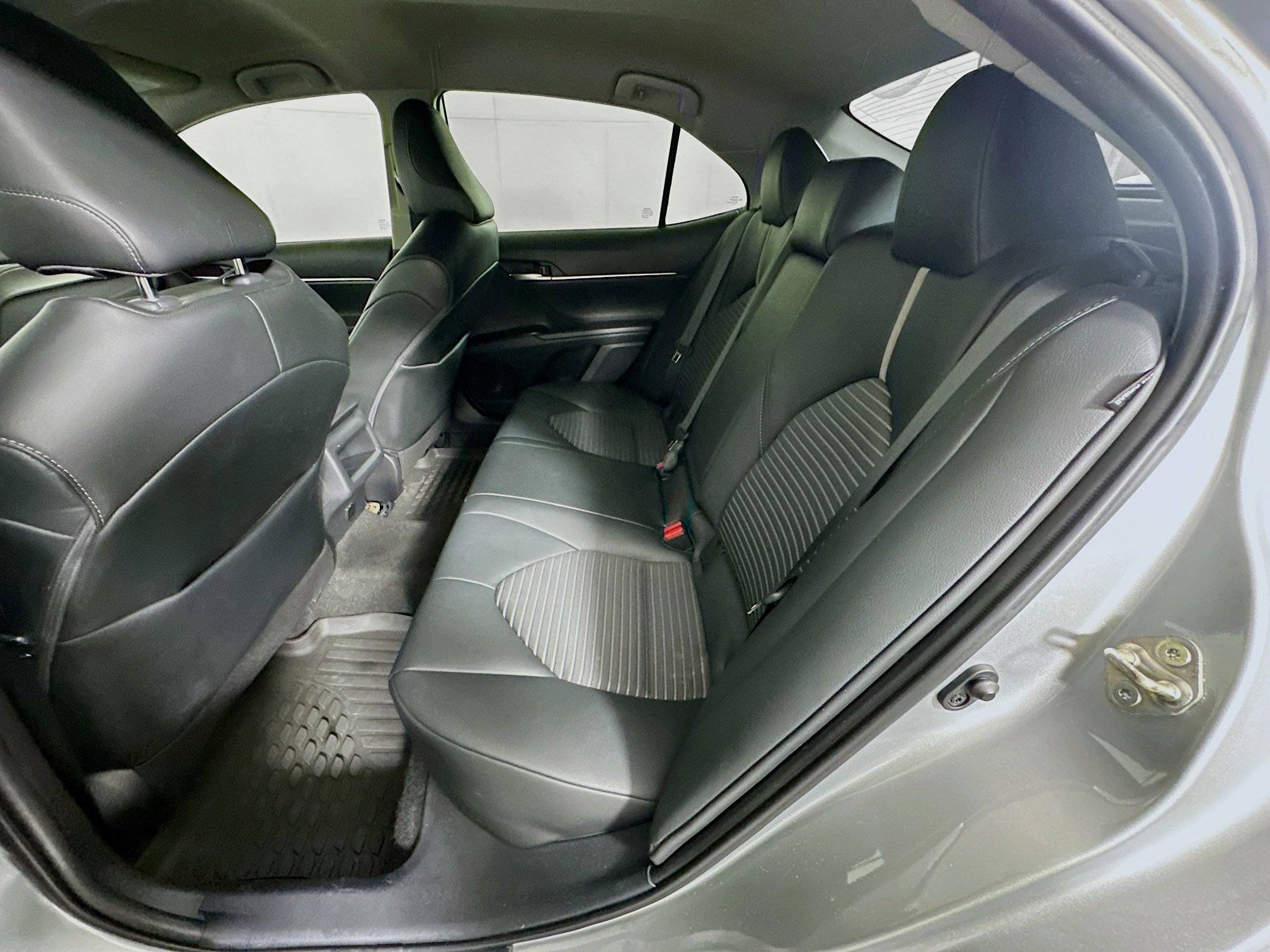 Used 2020 Toyota Camry SE FWD image 27
