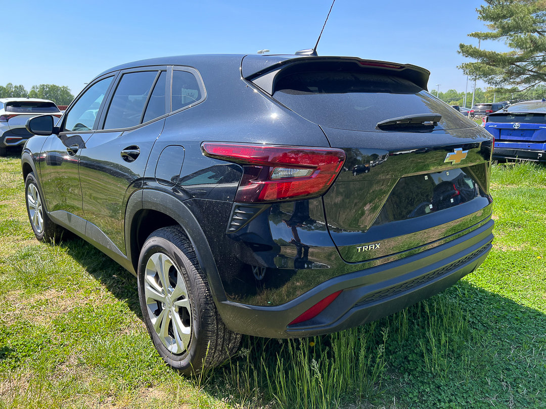 Used 2024 Chevrolet Trax LS FWD image 2