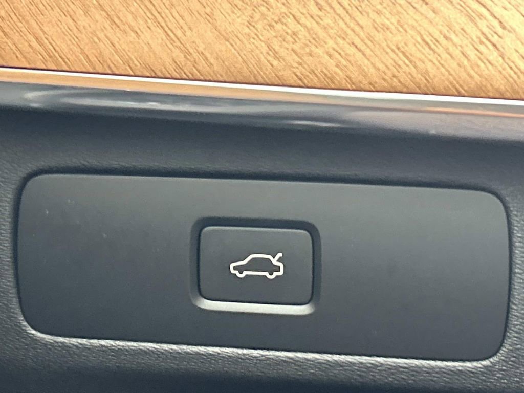 Used 2025 Volvo XC90 B6 Plus w/ Protection Package Premier image 30