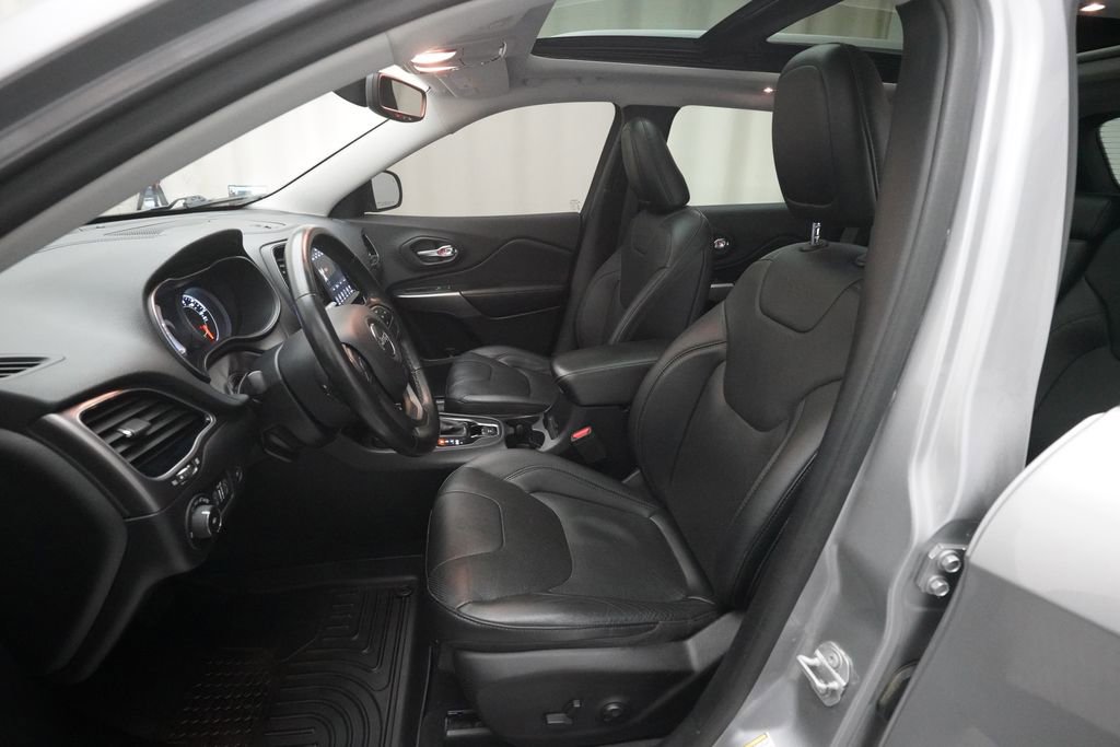 Used 2019 Jeep Cherokee Limited image 7