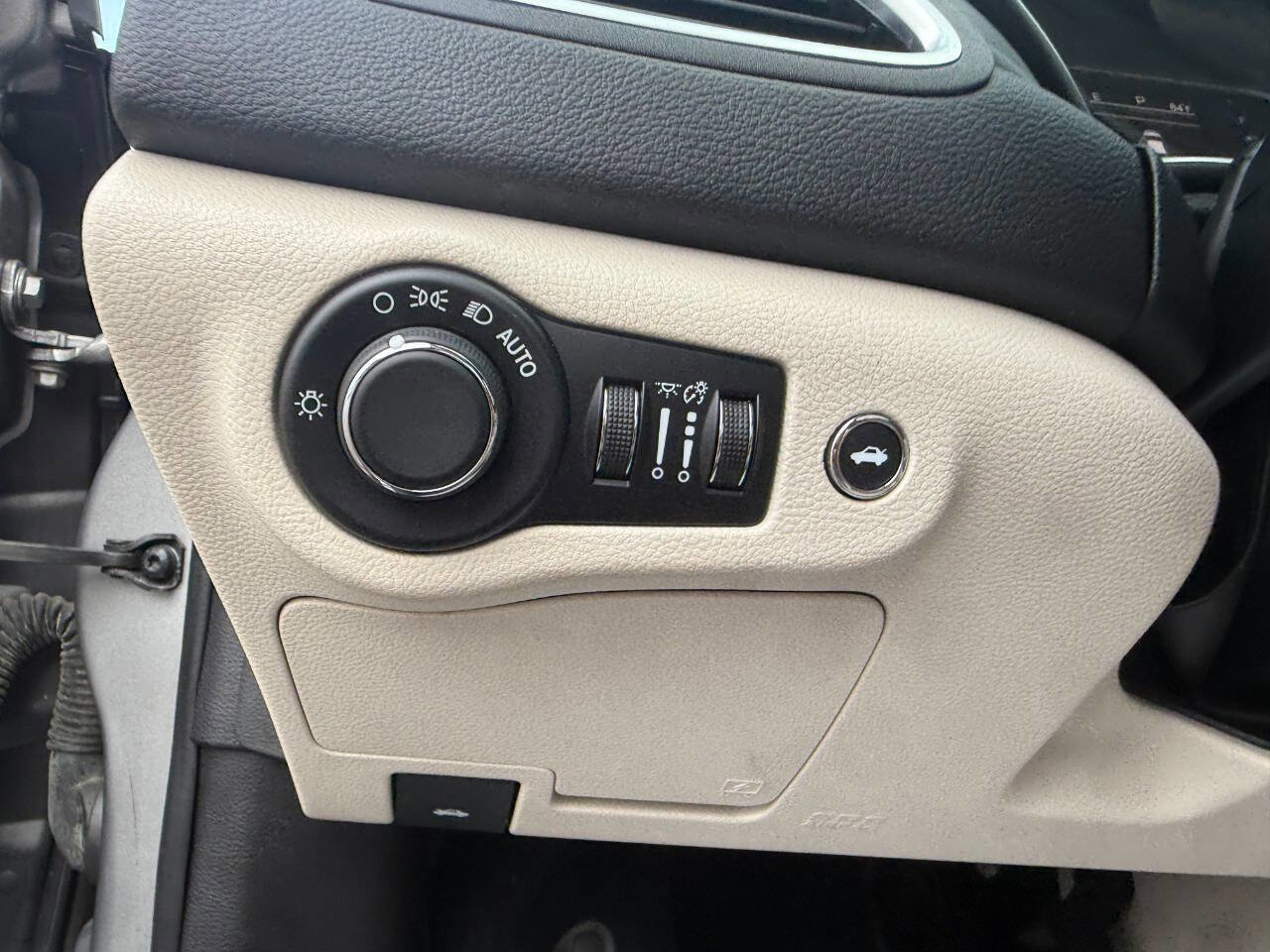 Used 2015 Chrysler 200 Limited w/ Convenience Group image 15