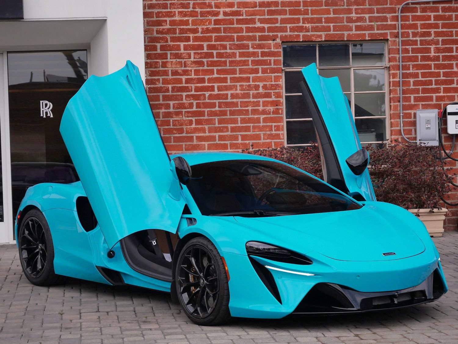 Used 2023 McLaren Artura RWD image 15