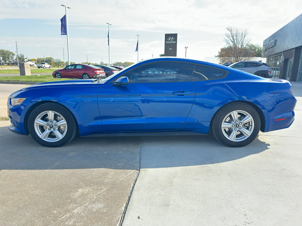 Used 2017 Ford Mustang Coupe image 4