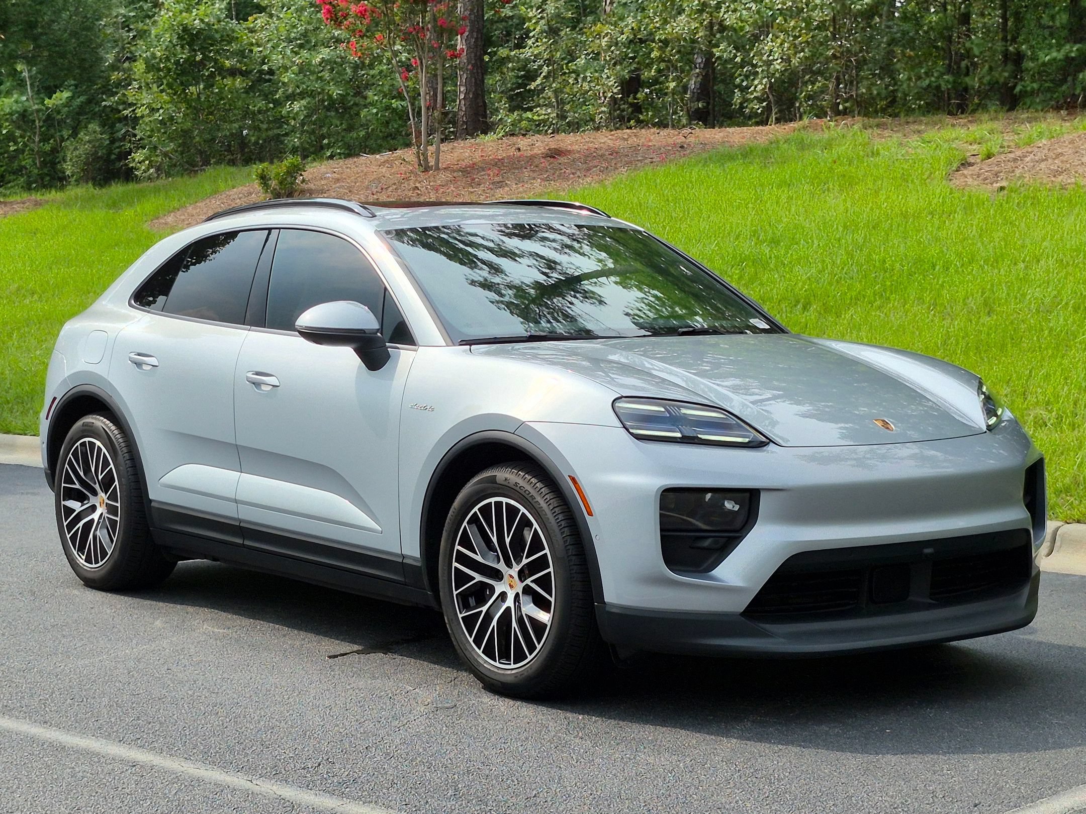 Certified 2025 Porsche Macan Electric RWD image 33