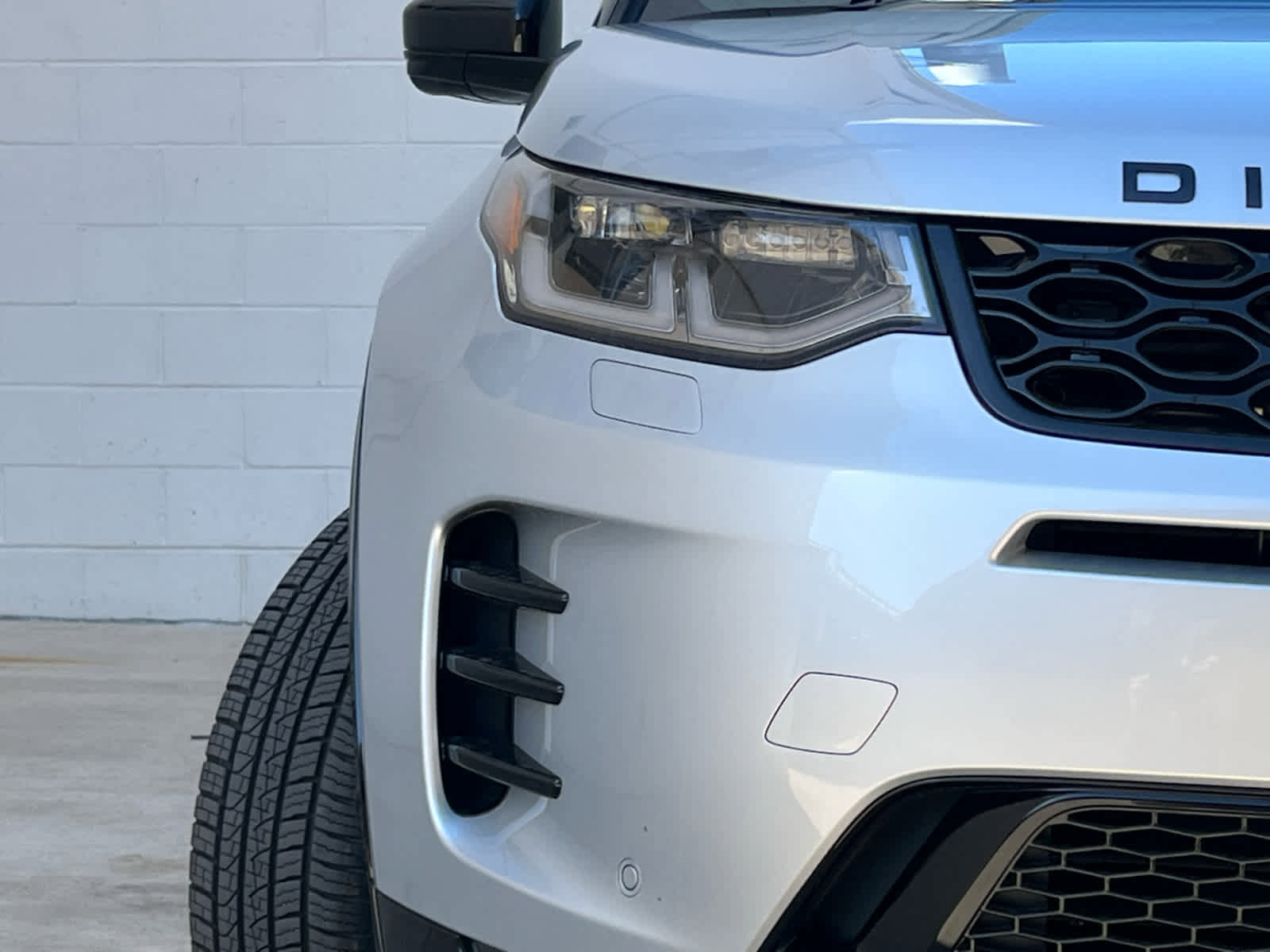 Used 2025 Land Rover Discovery Sport Dynamic SE image 3