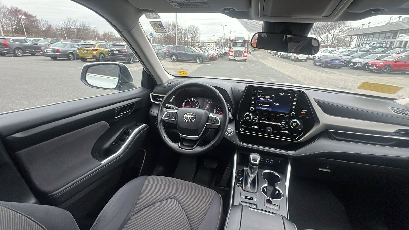 Used 2022 Toyota Highlander LE AWD/4WD image 25