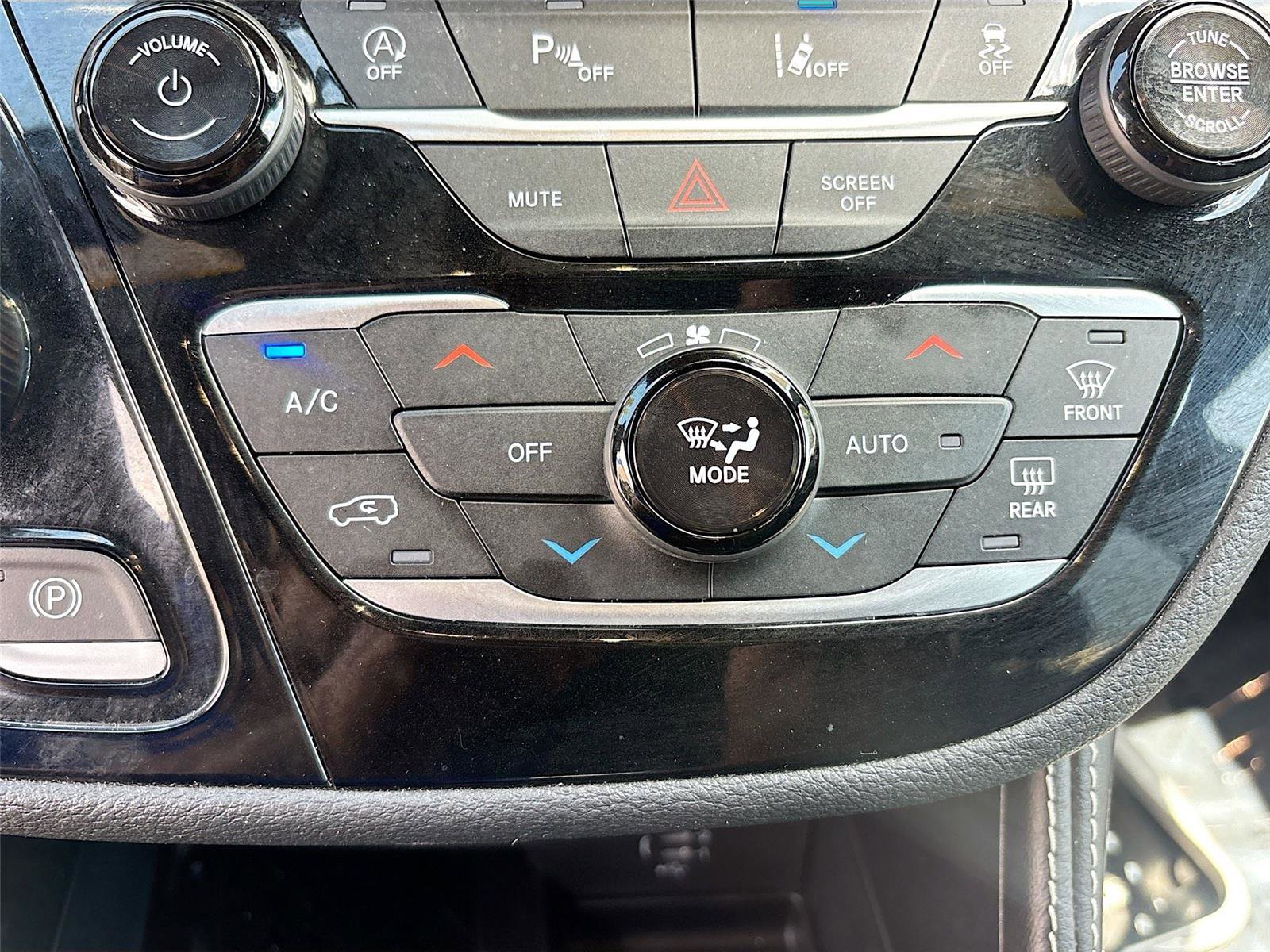 Used 2026 Chrysler Pacifica Limited FWD image 16