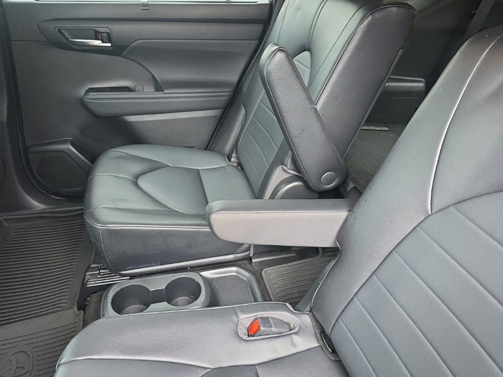Used 2023 Toyota Highlander XLE image 17
