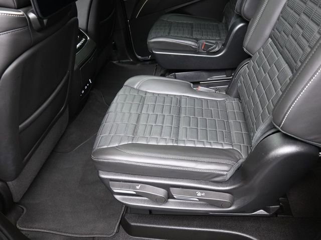 Used 2024 Cadillac Escalade ESV Premium Luxury Platinum image 24