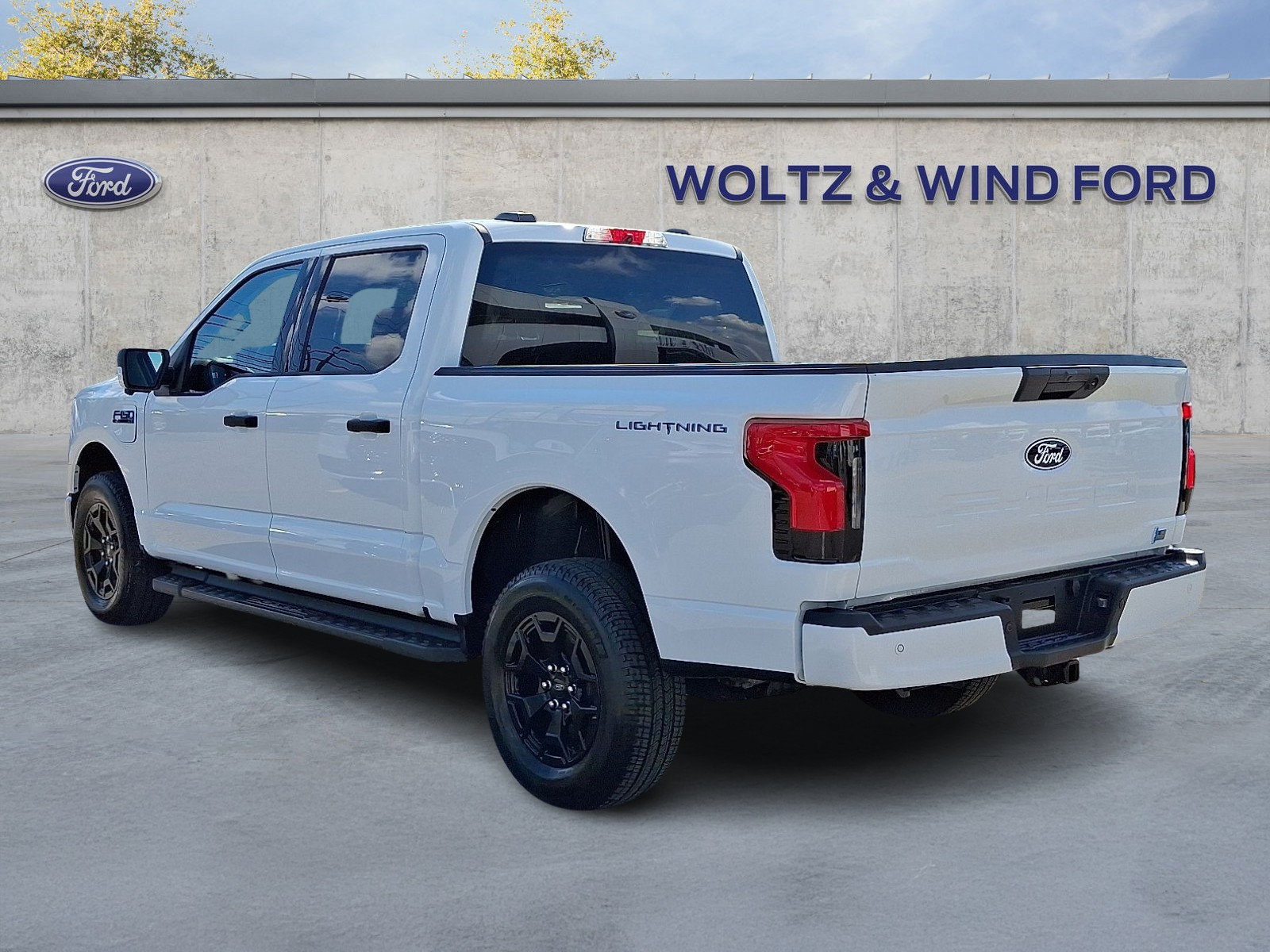 Used 2025 Ford F150 Lightning XLT AWD/4WD image 4