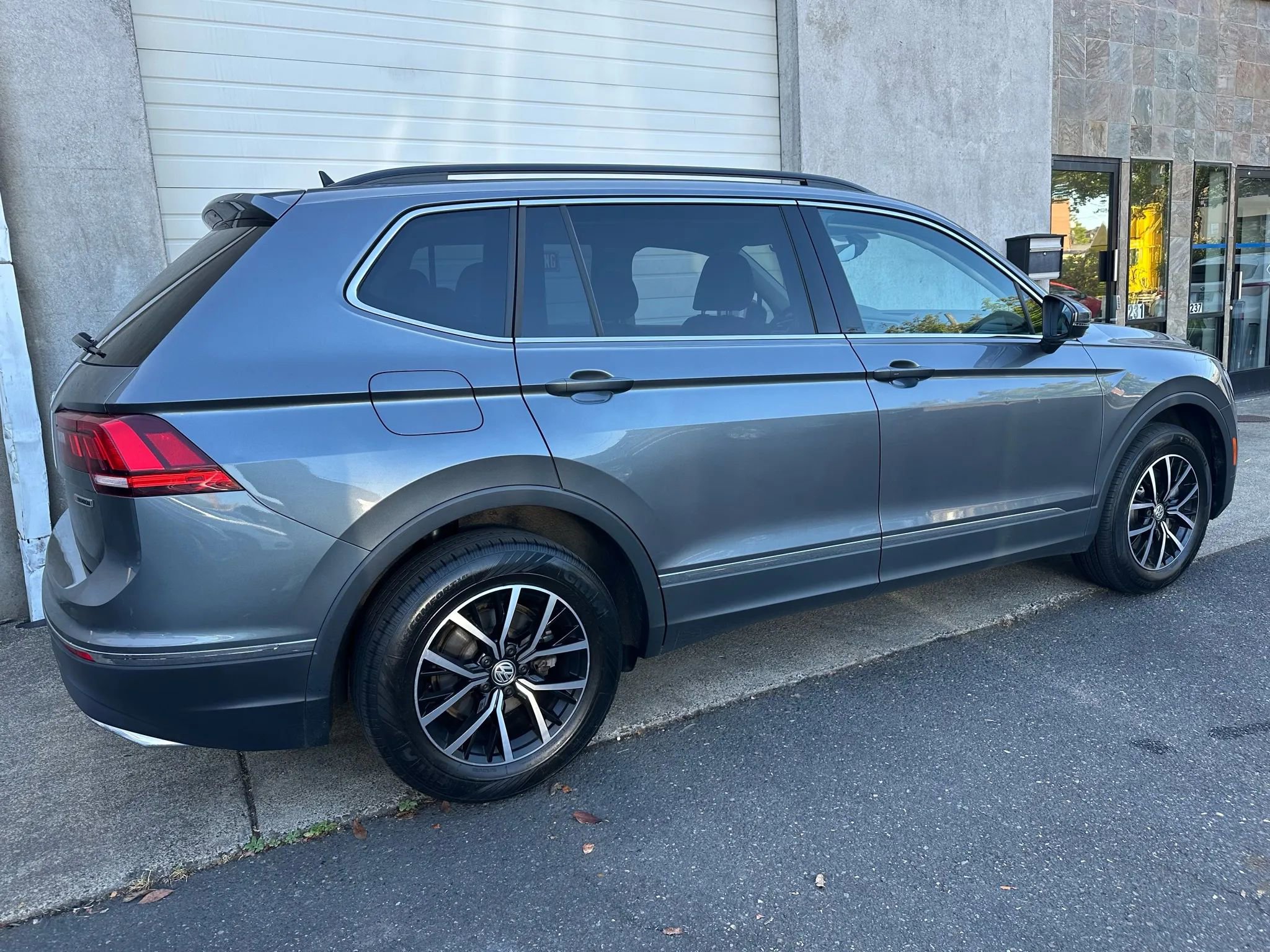 Used 2021 Volkswagen Tiguan SE w/ Panoramic Sunroof Package image 5