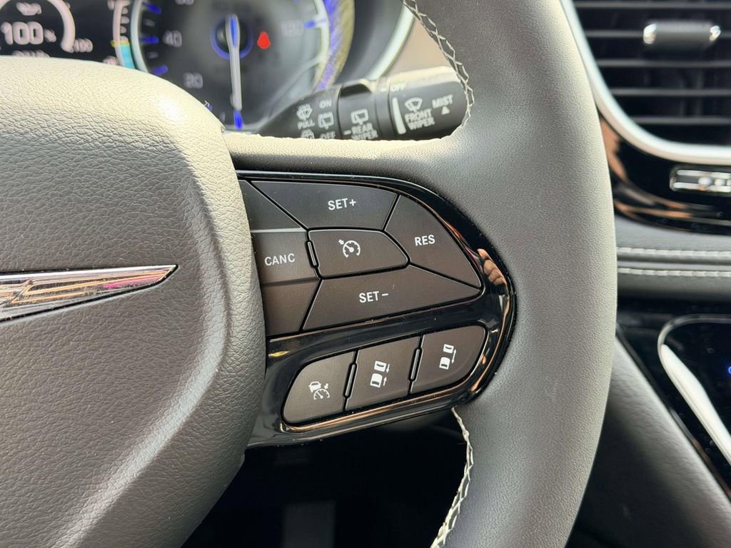 Used 2024 Chrysler Pacifica Limited w/ S Appearance Package image 8