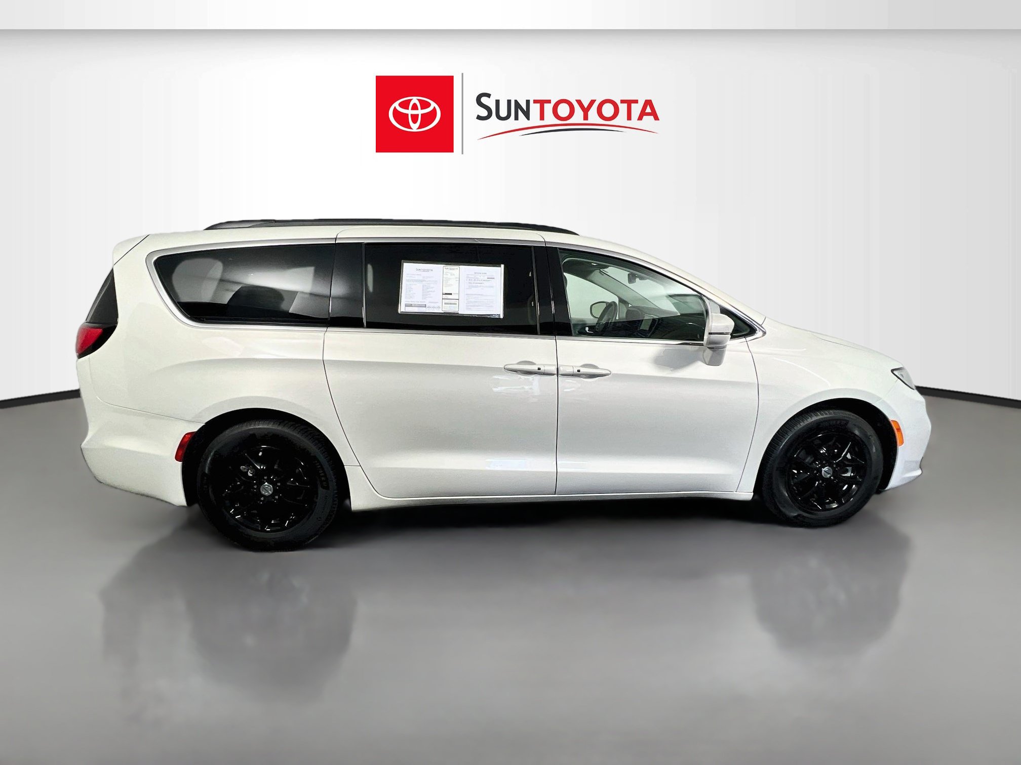 Used 2021 Chrysler Pacifica Touring FWD image 2