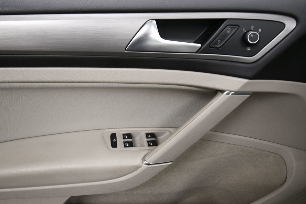 Used 2017 Volkswagen Golf S image 12