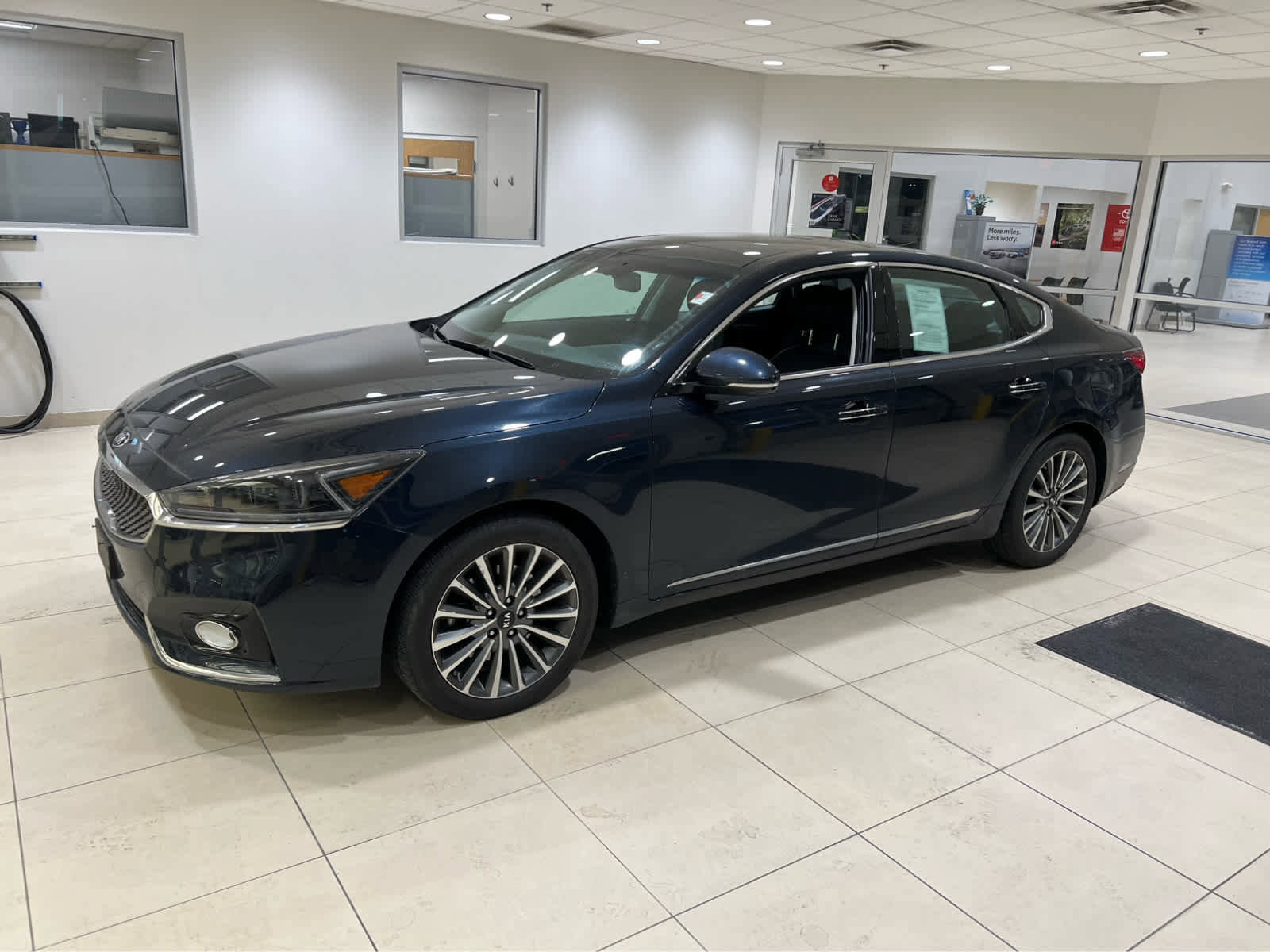 Used 2017 Kia Cadenza Premium w/ Luxury Package FWD image 3