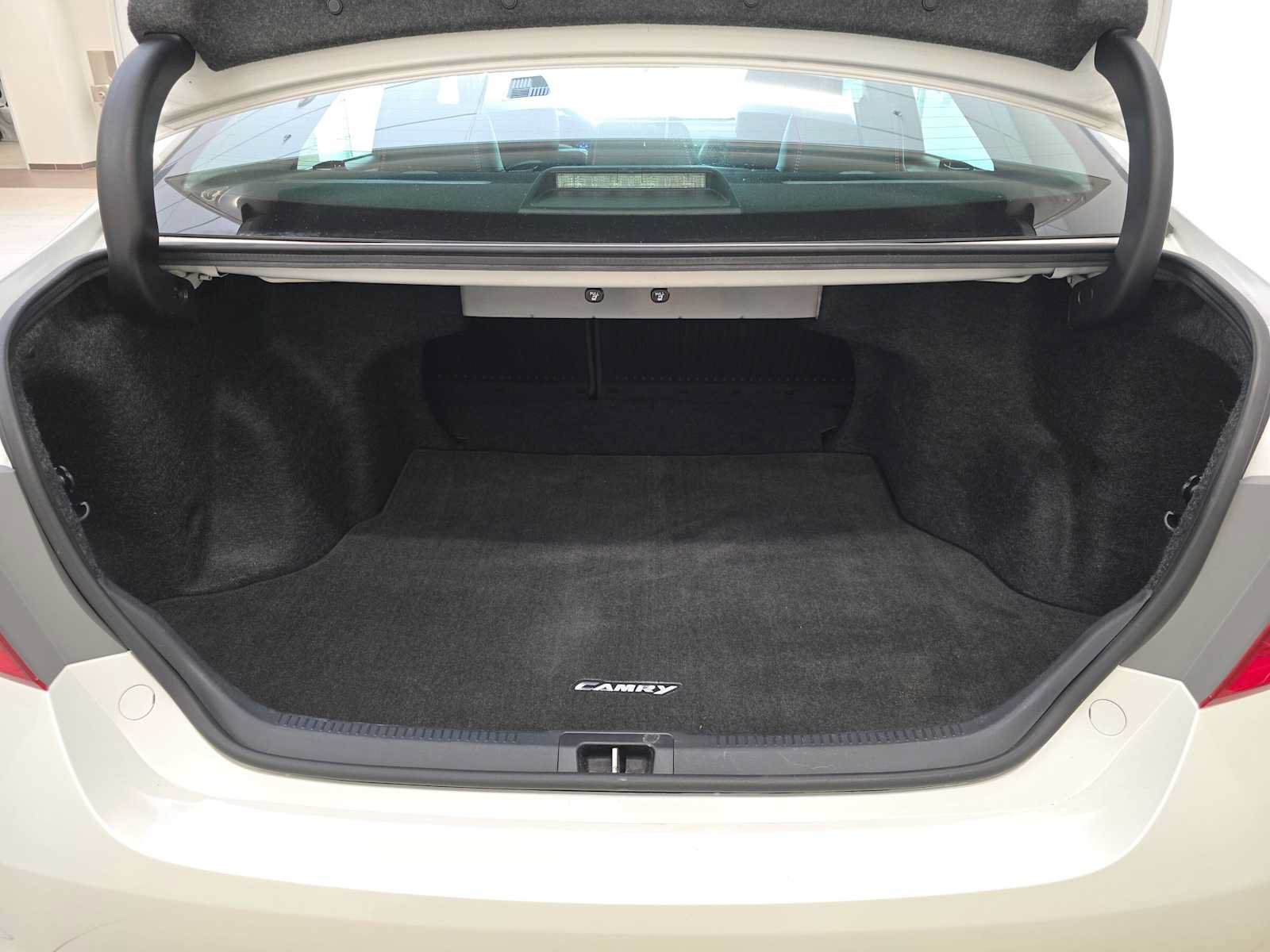 Used 2016 Toyota Camry SE w/ Moonroof Package FWD image 28
