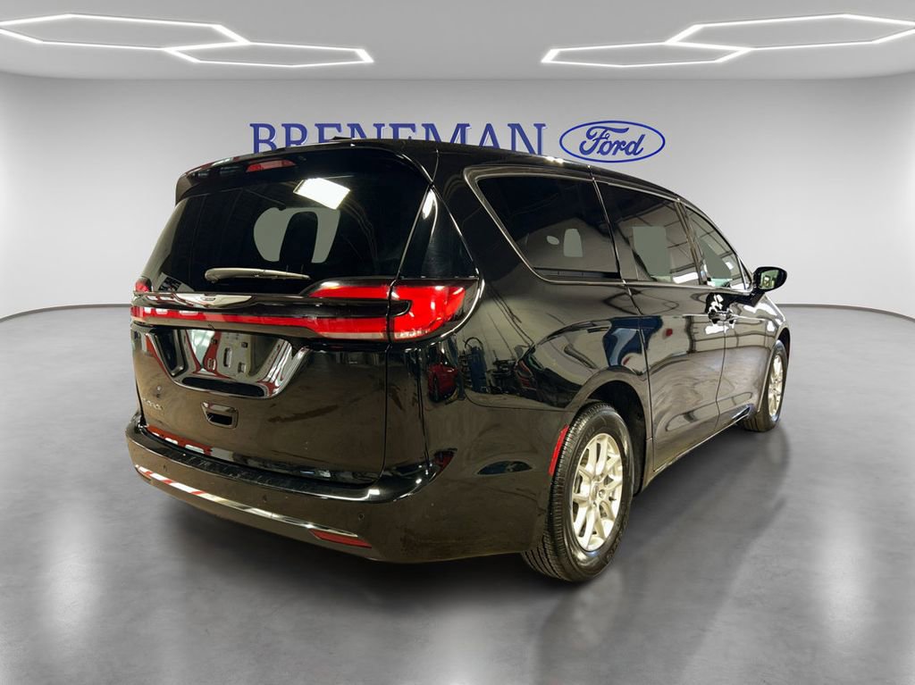 Used 2025 Chrysler Pacifica Select image 5