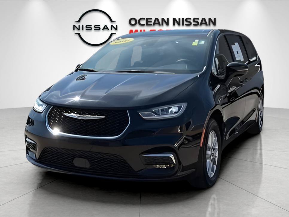 Used 2025 Chrysler Pacifica Select