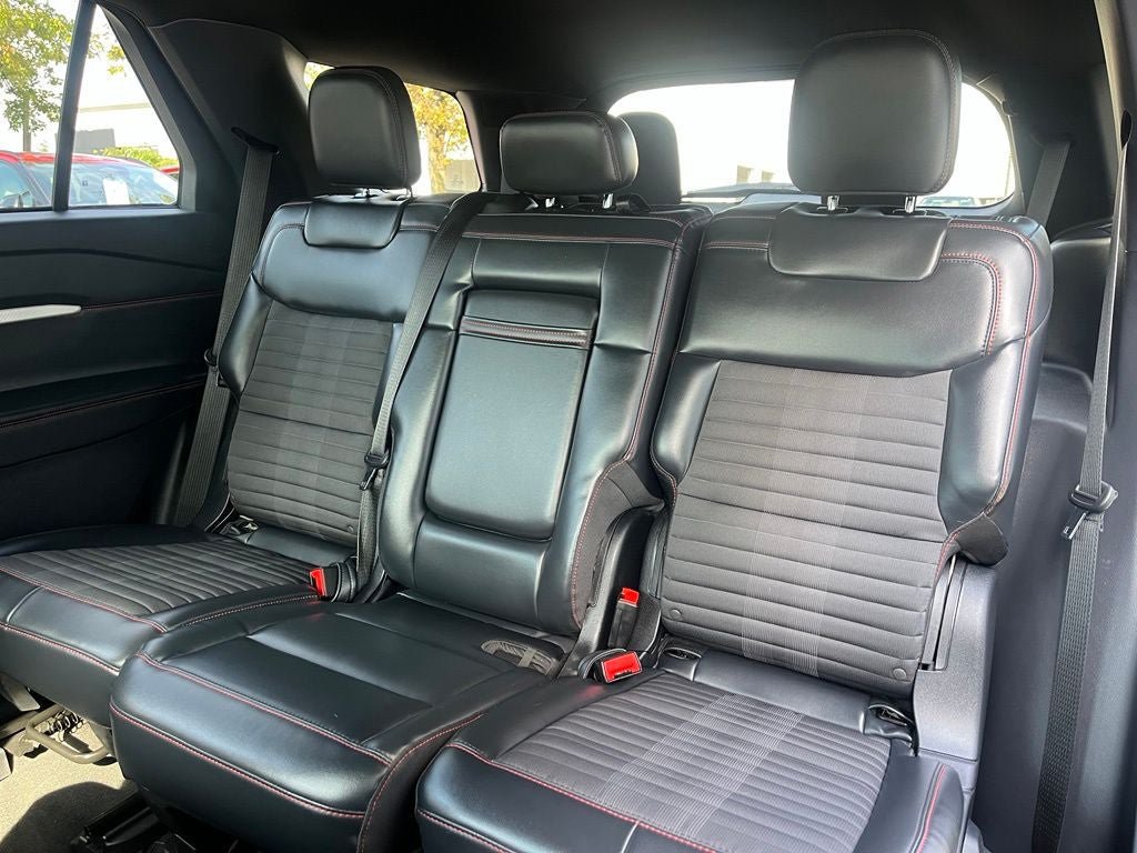 Used 2025 Ford Explorer ST-Line w/ ST-Line Street Pack AWD/4WD image 13