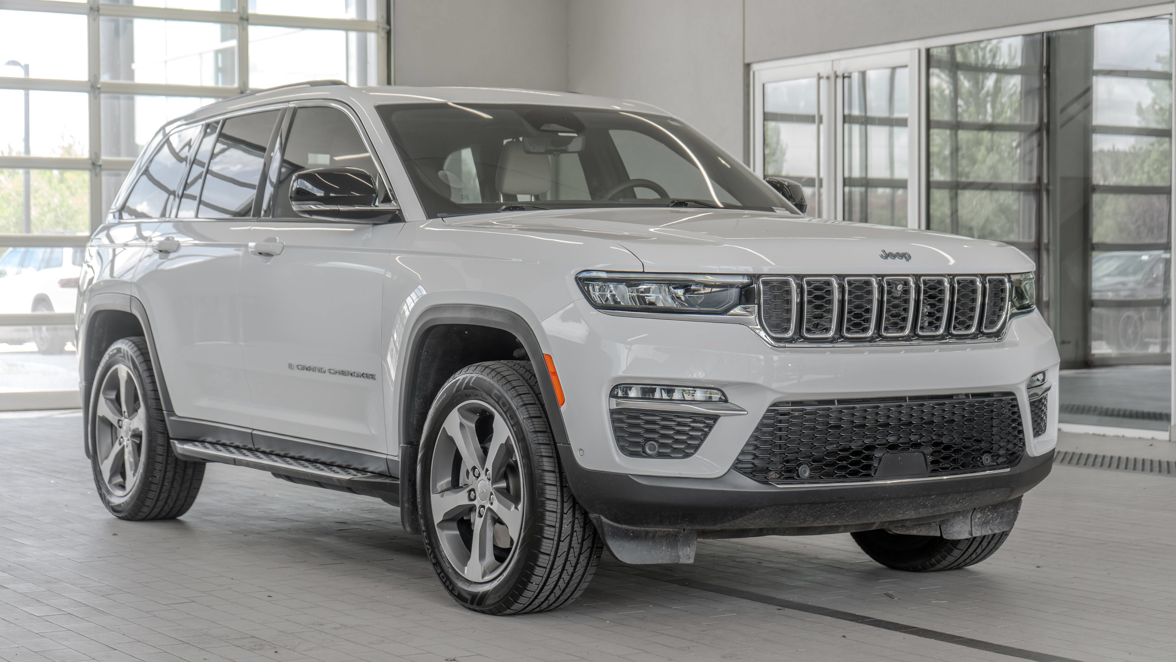 Used 2023 Jeep Grand Cherokee 4WD 4xe w/ Luxury Tech Group II image 21