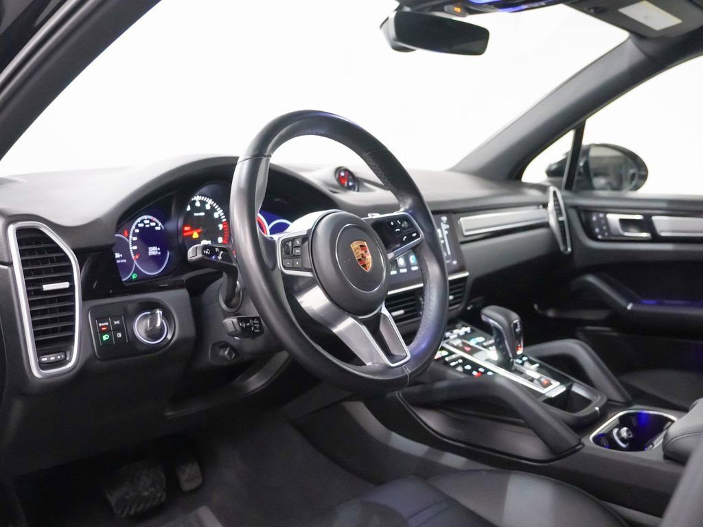 Certified 2023 Porsche Cayenne Platinum Edition image 4