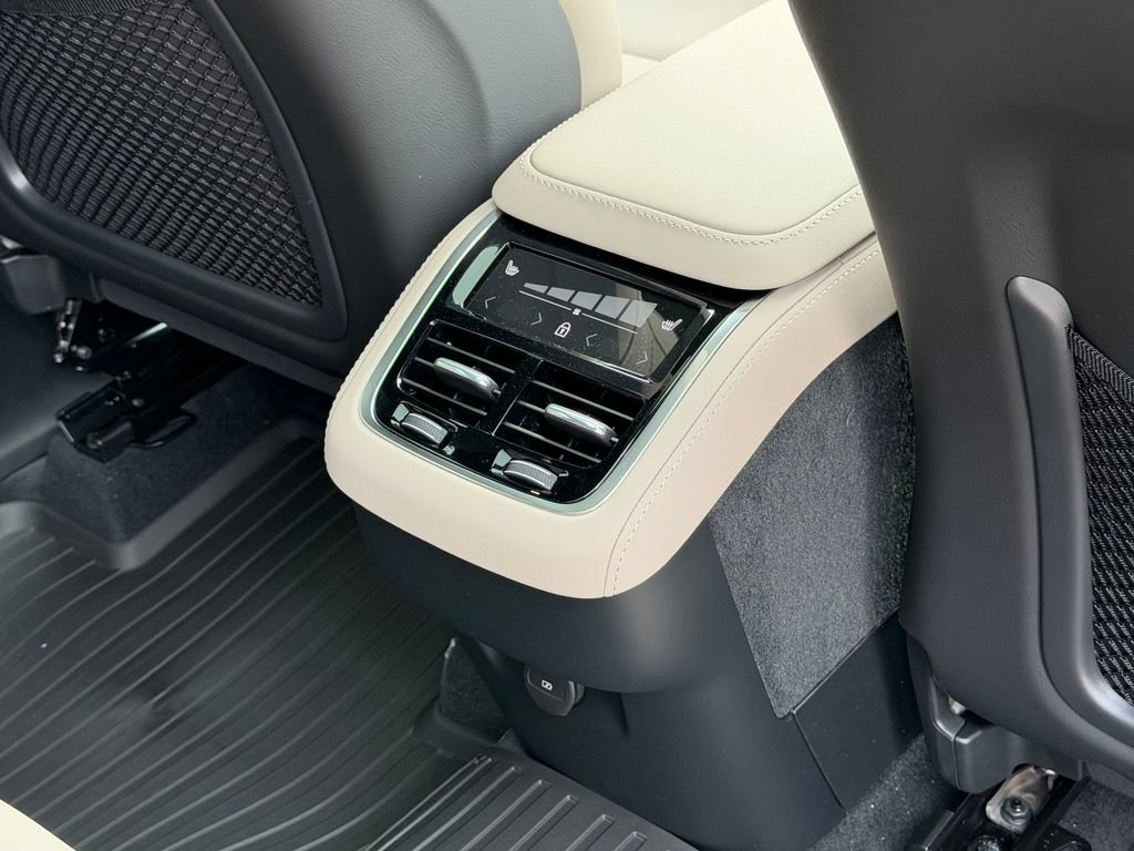 New 2026 Volvo XC90 B6 Plus w/ Protection Package Premier AWD/4WD image 13