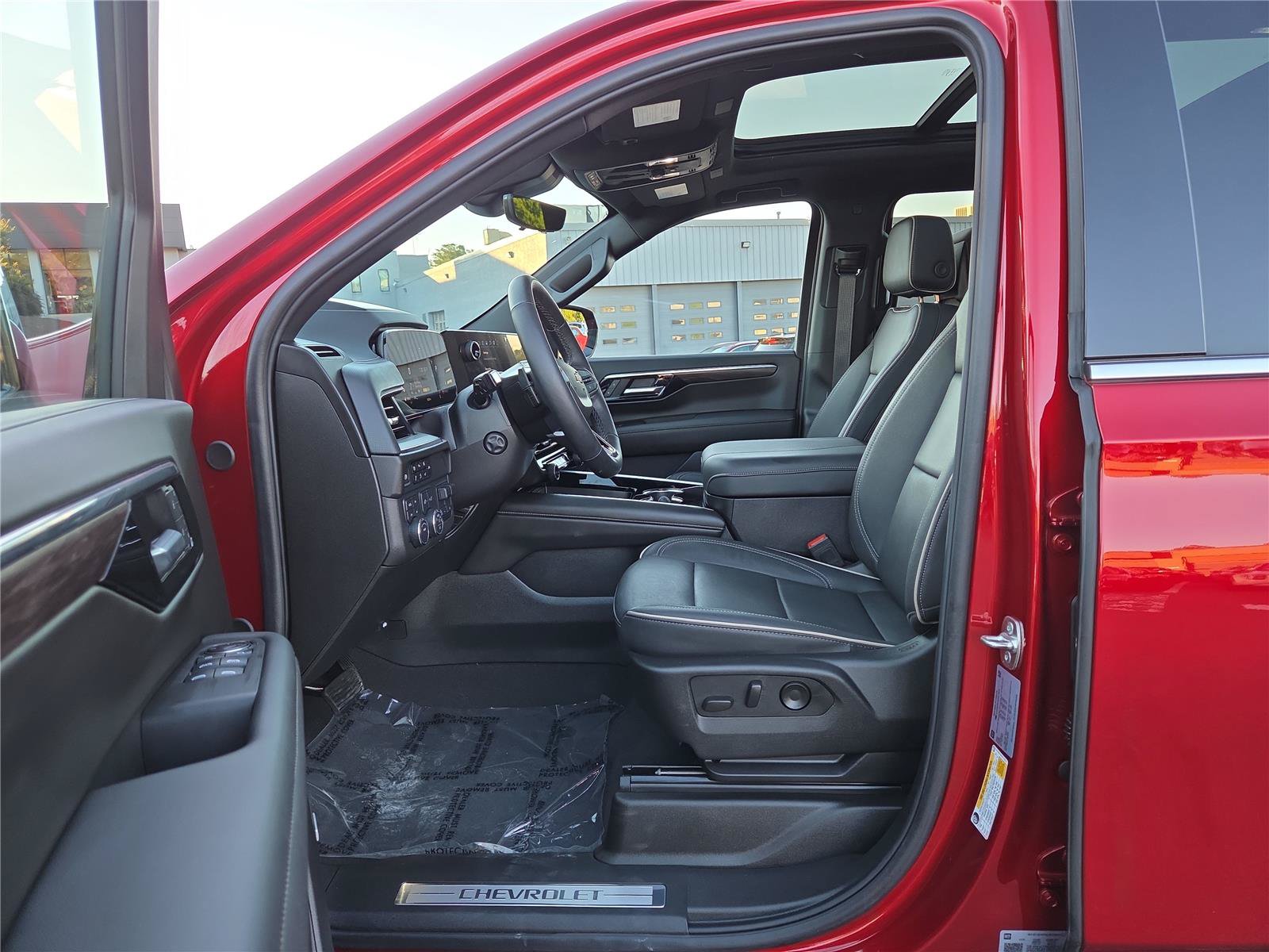 Used 2025 Chevrolet Suburban Premier AWD/4WD image 12
