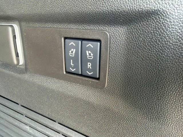 Used 2025 GMC Yukon Denali Ultimate AWD/4WD image 32