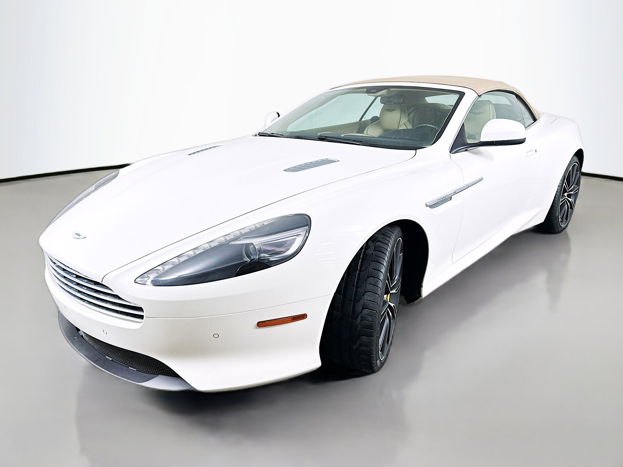 Used 2015 Aston Martin DB9 Volante image 3