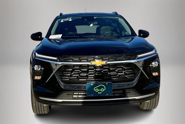 Used 2024 Chevrolet Trax LT w/ Driver Confidence Package FWD image 2