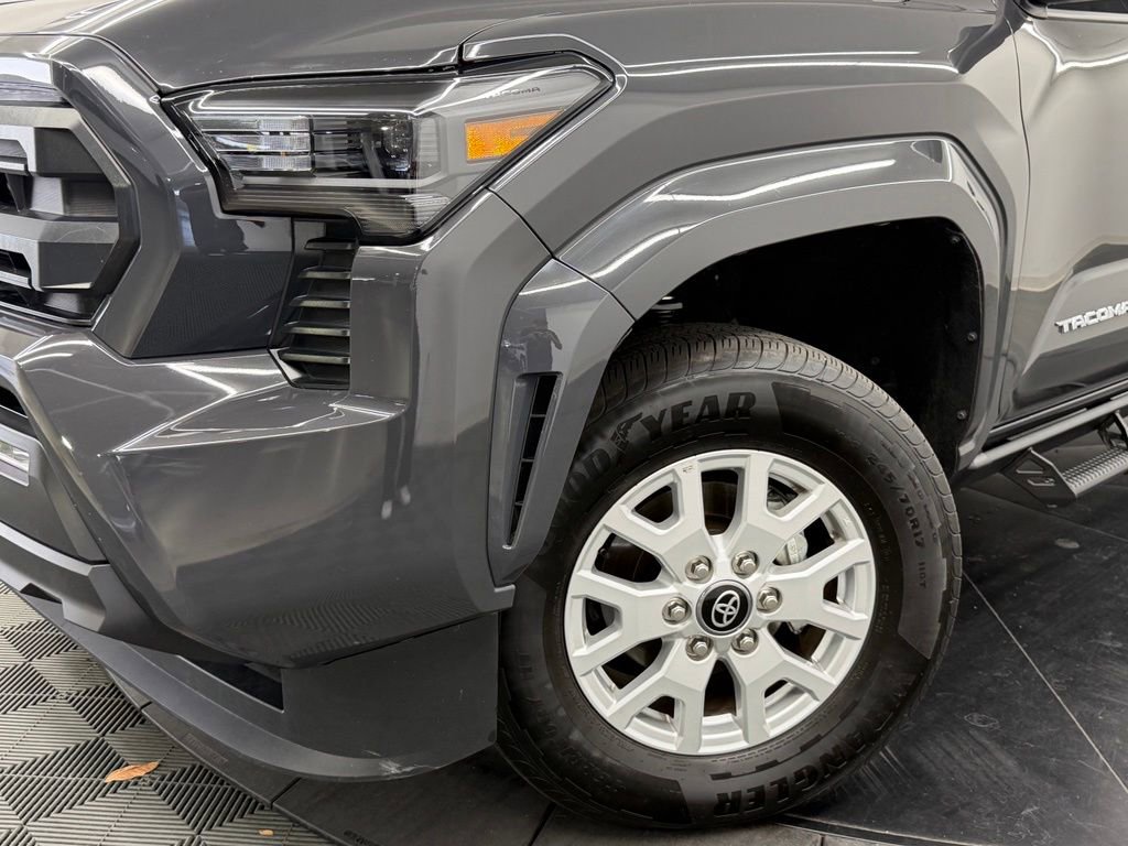 Used 2025 Toyota Tacoma SR5 AWD/4WD image 5
