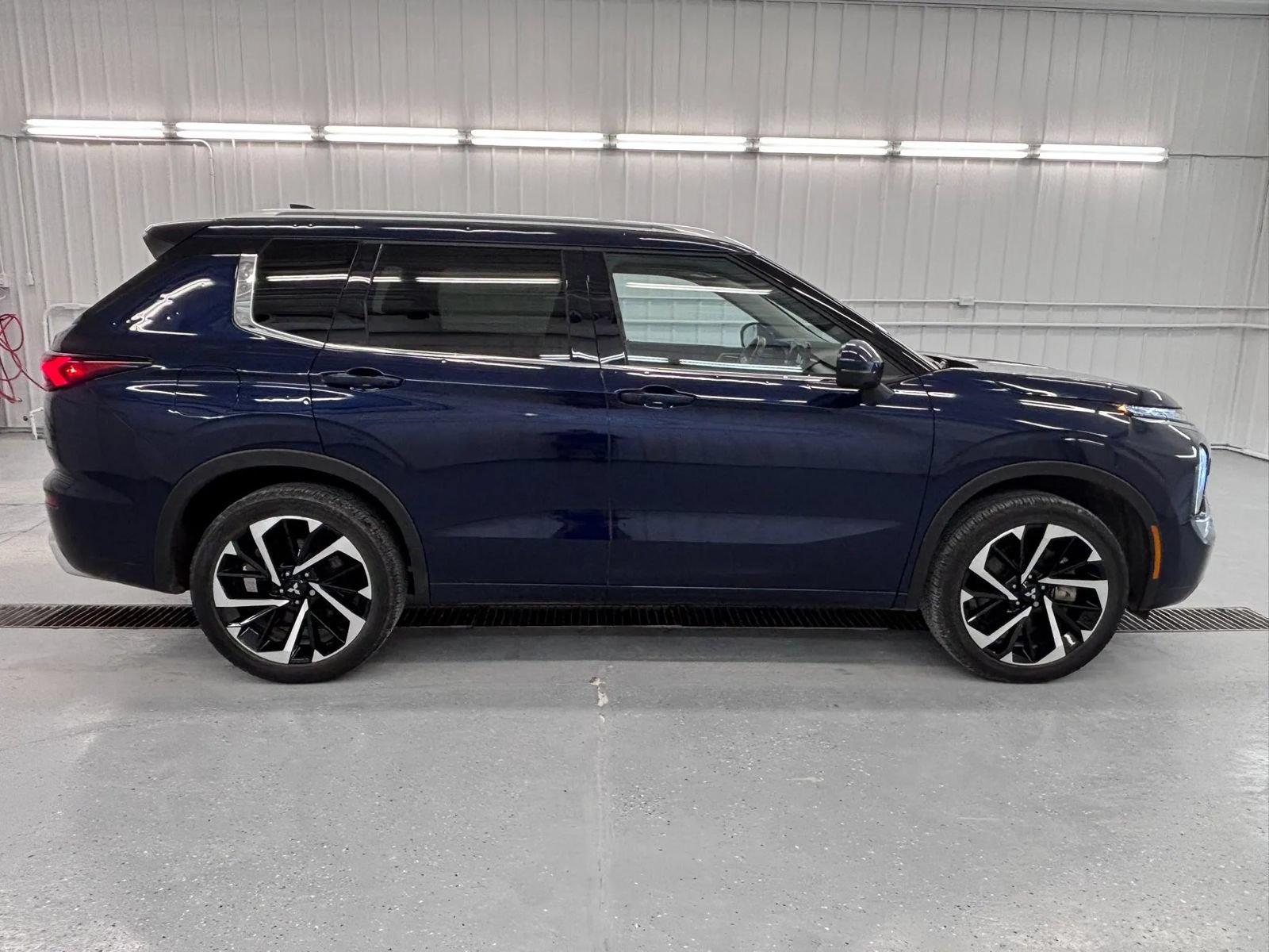 Used 2024 Mitsubishi Outlander SEL AWD/4WD image 3