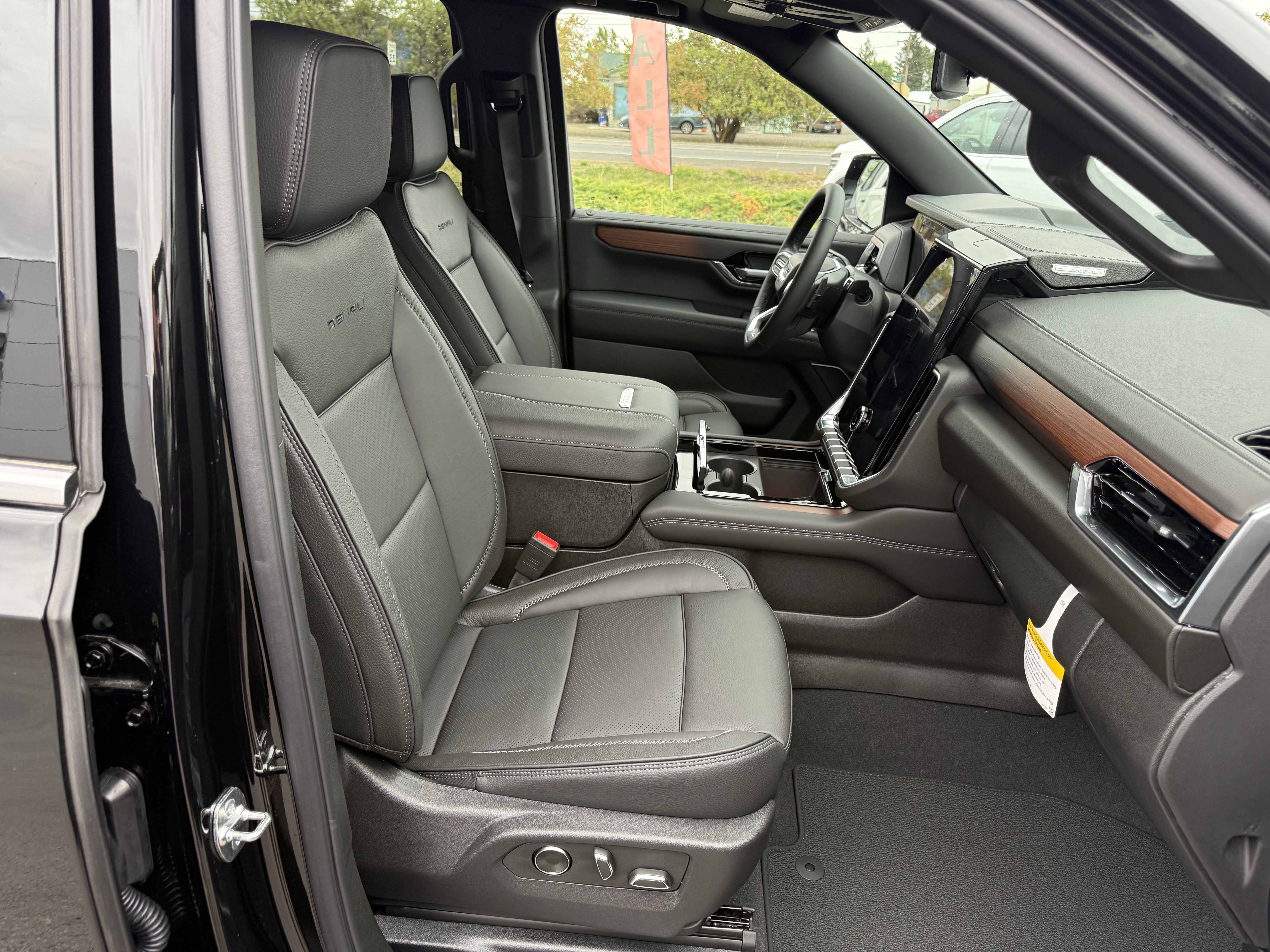 New 2025 GMC Yukon XL Denali w/ Sun & Power Step Package image 9