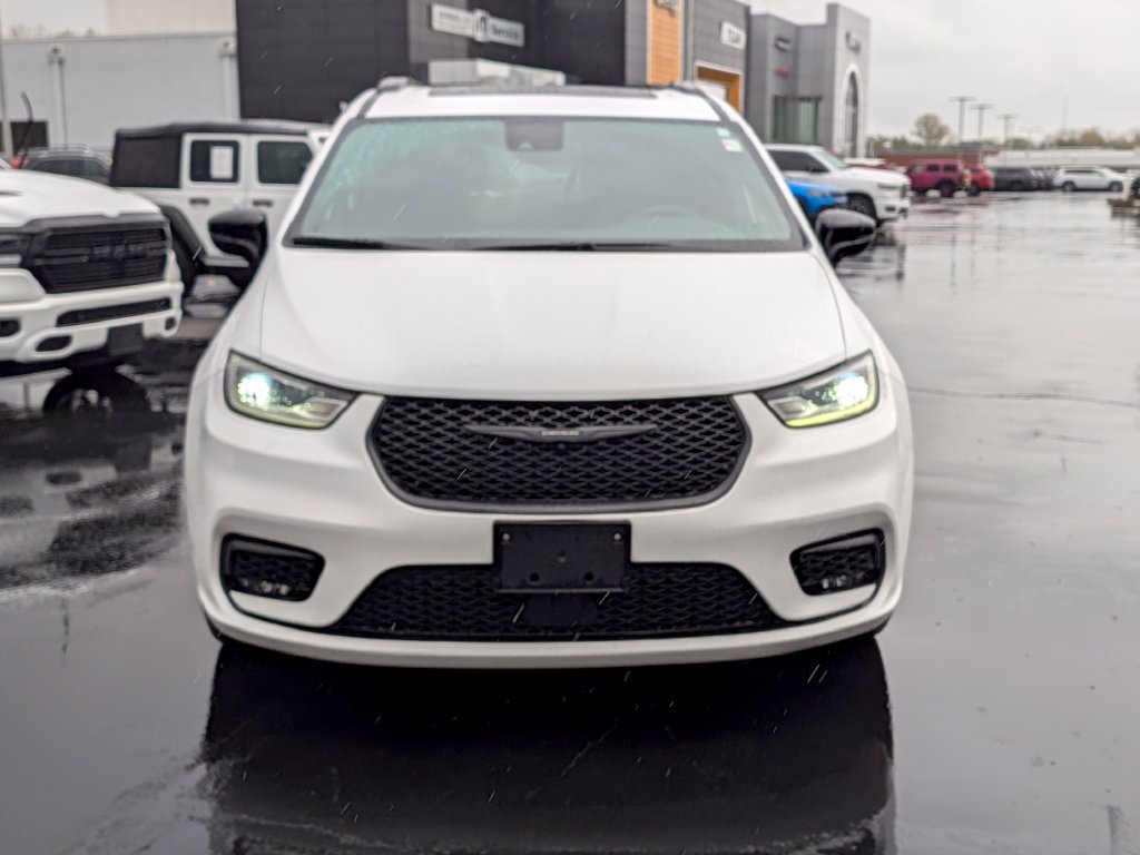 Used 2025 Chrysler Pacifica Limited FWD image 2