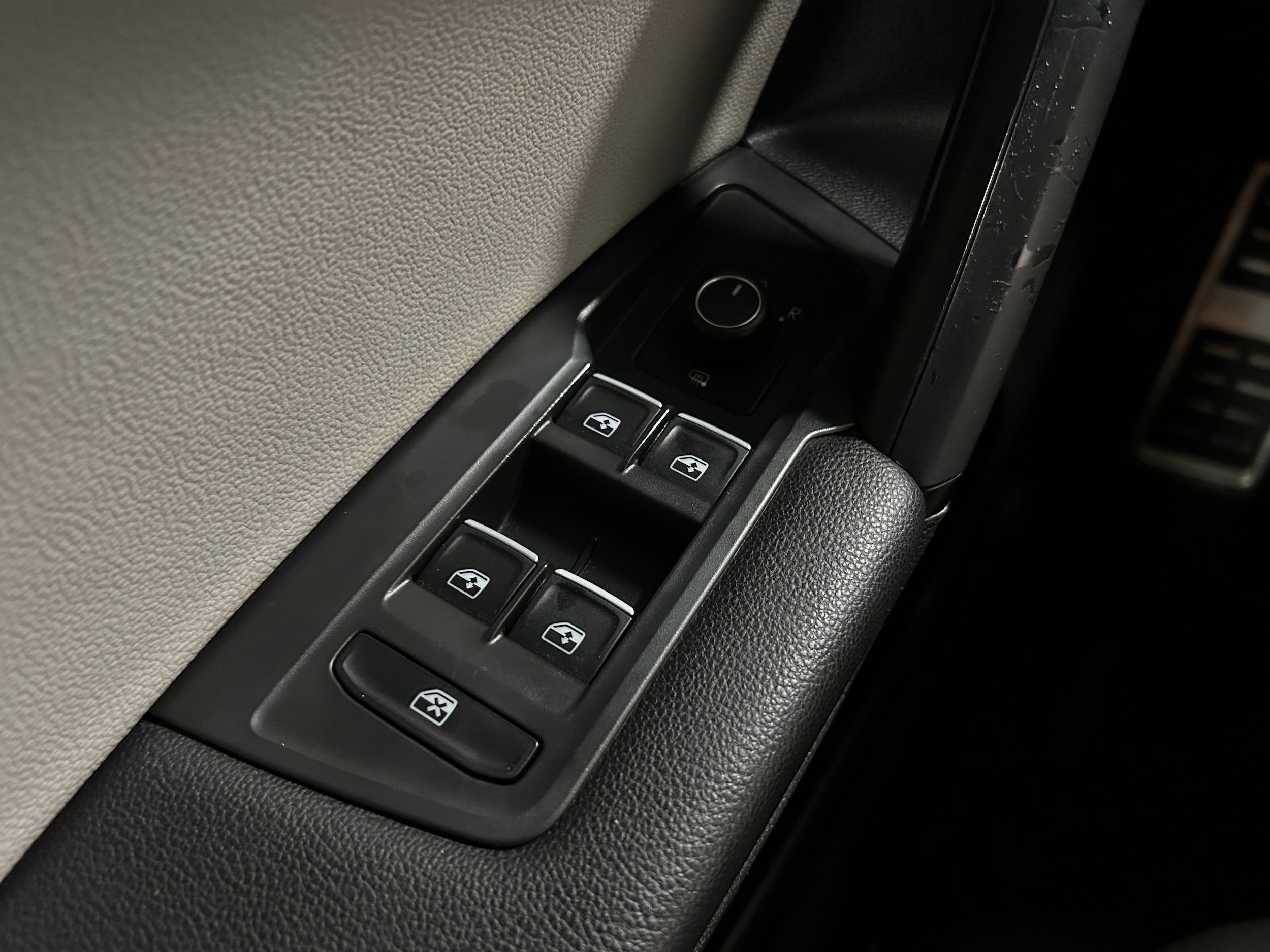 Used 2019 Volkswagen Tiguan SEL R-Line AWD/4WD image 24