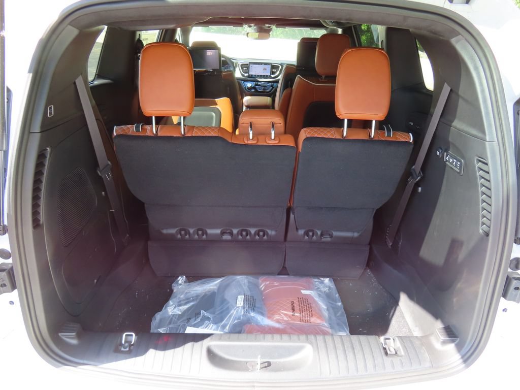 New 2026 Chrysler Pacifica Pinnacle w/ Trailer Tow Group AWD/4WD image 21
