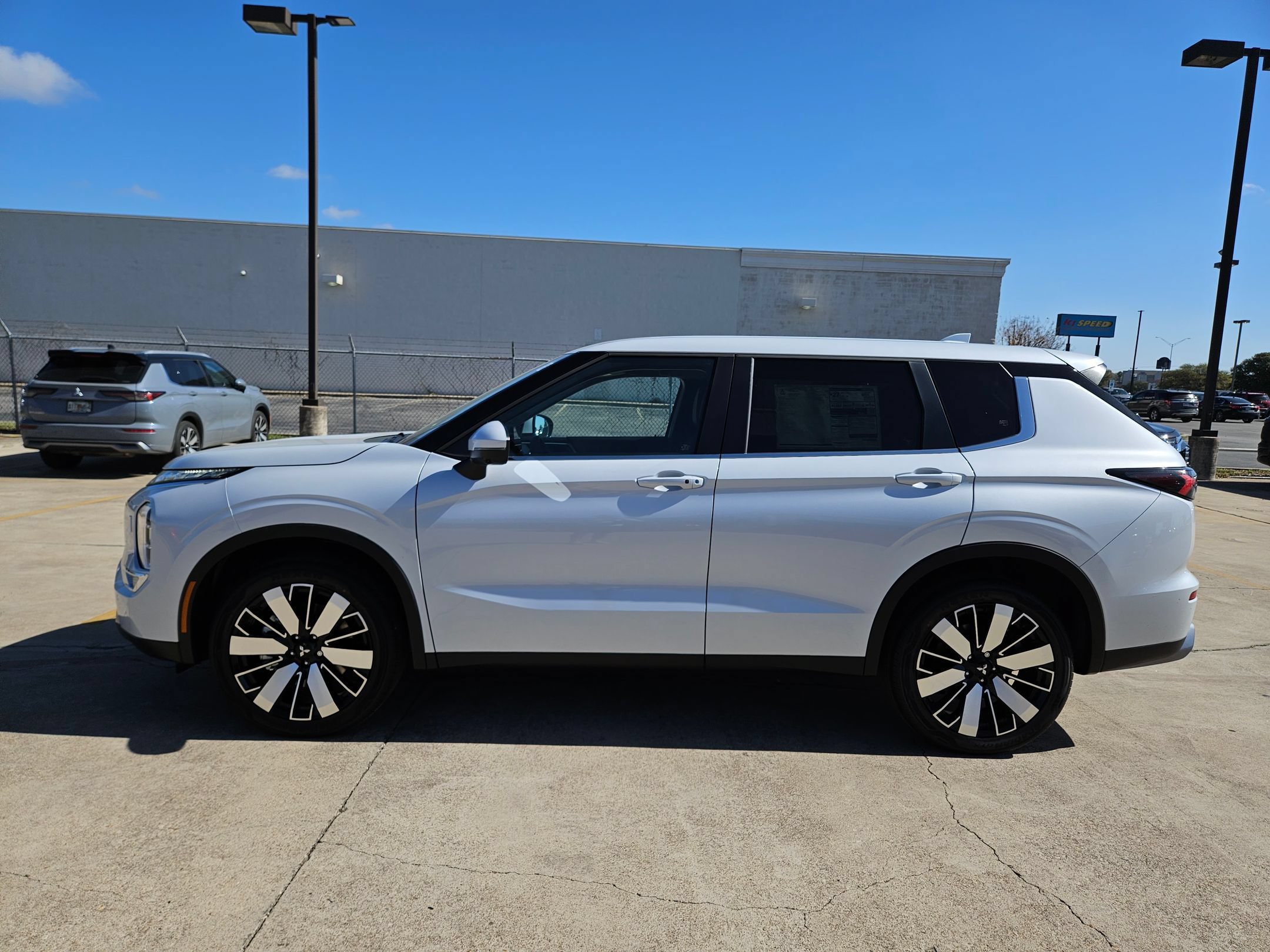 New 2026 Mitsubishi Outlander SE AWD/4WD image 2