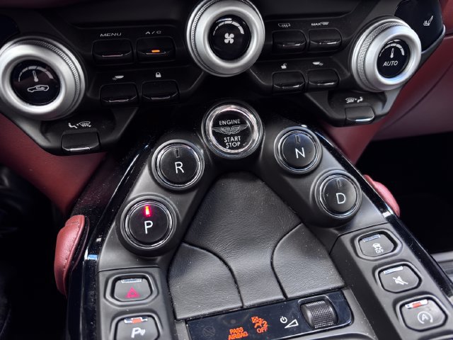 Used 2020 Aston Martin V8 Vantage Coupe RWD image 21