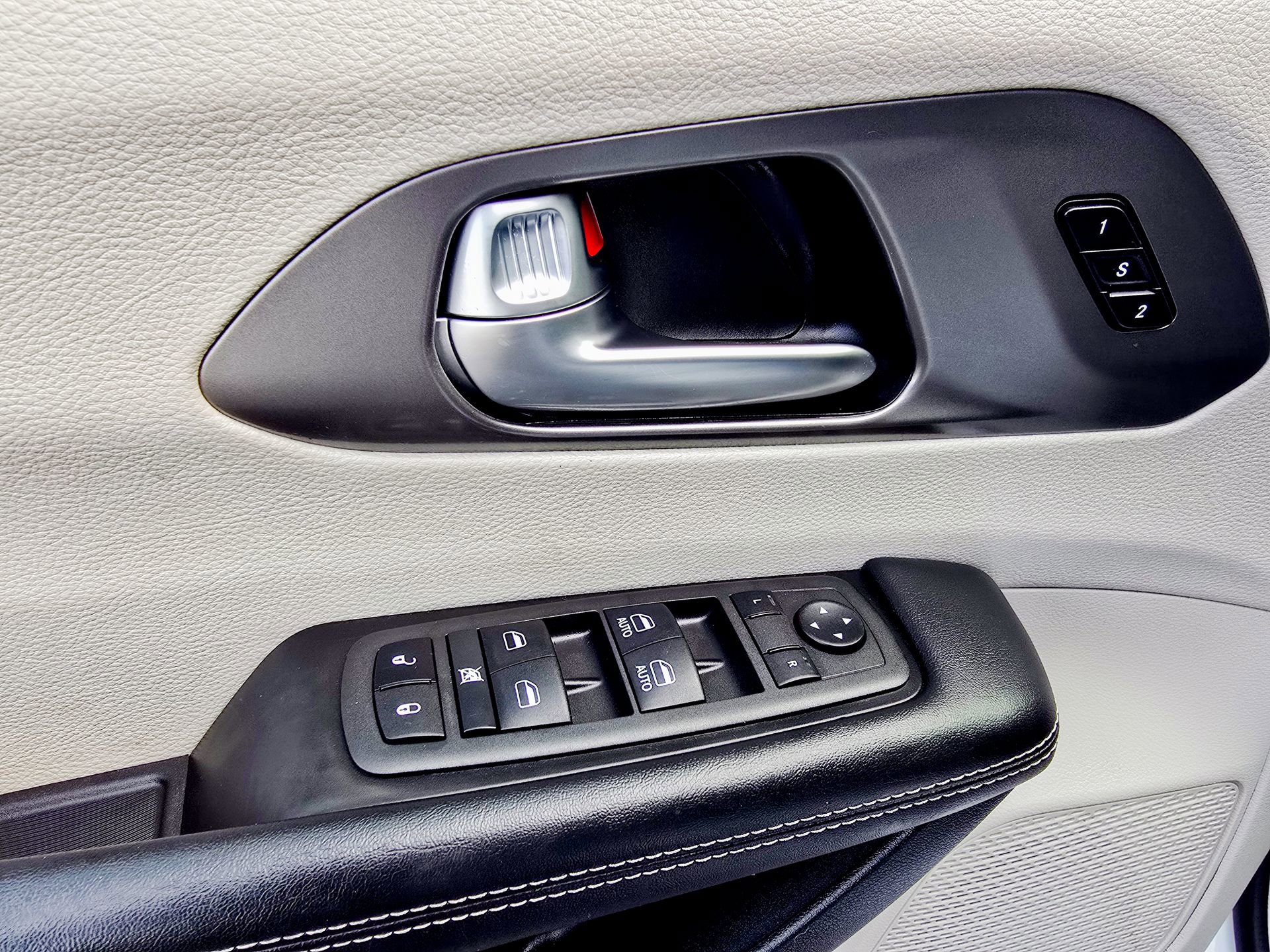 Used 2022 Chrysler Pacifica Touring-L image 18
