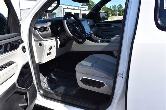 Used 2025 Jeep Wagoneer Series III w/ Premium Group I image 13