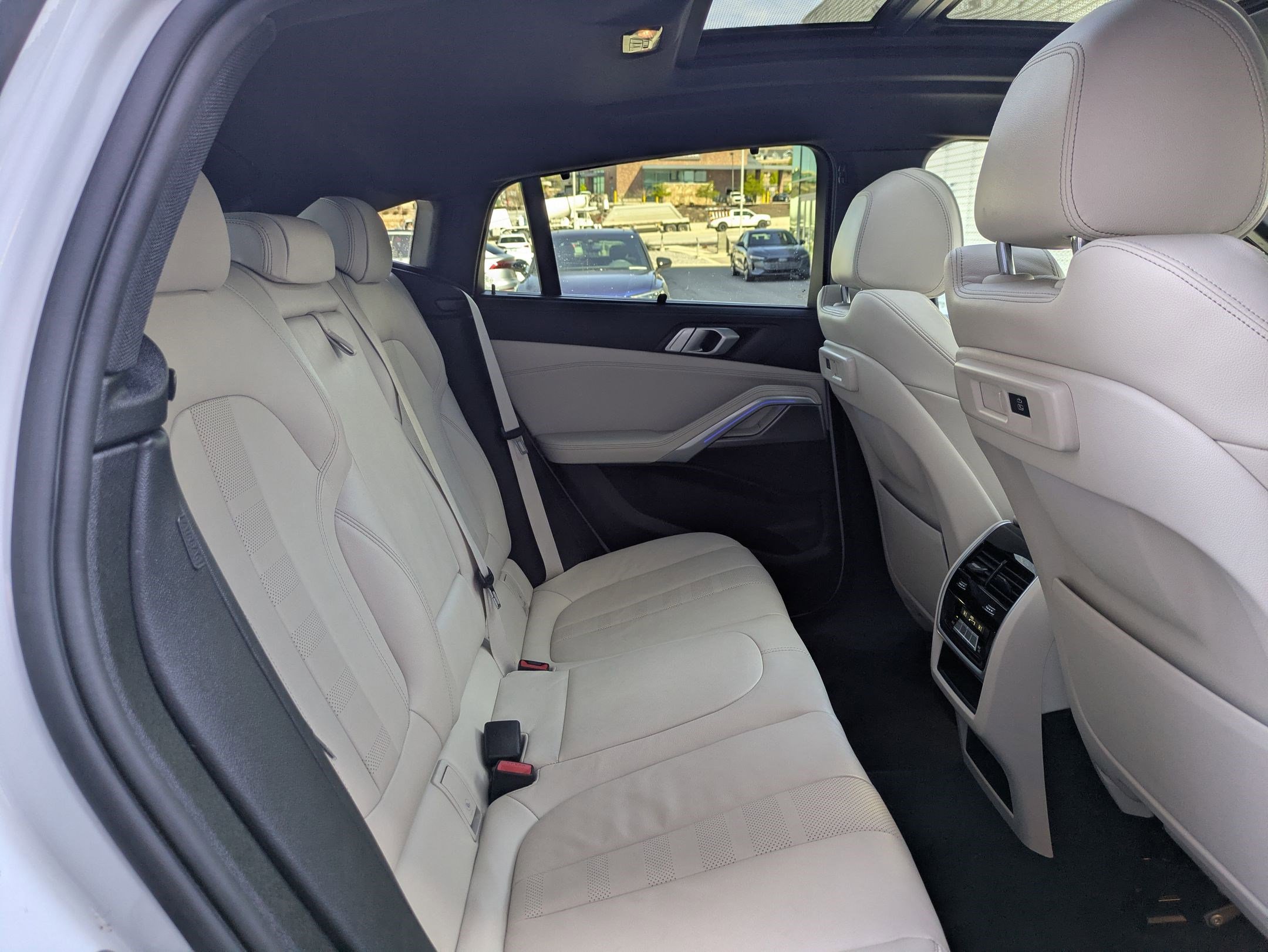 Used 2021 BMW X6 xDrive40i w/ Executive Package 2 AWD/4WD image 27
