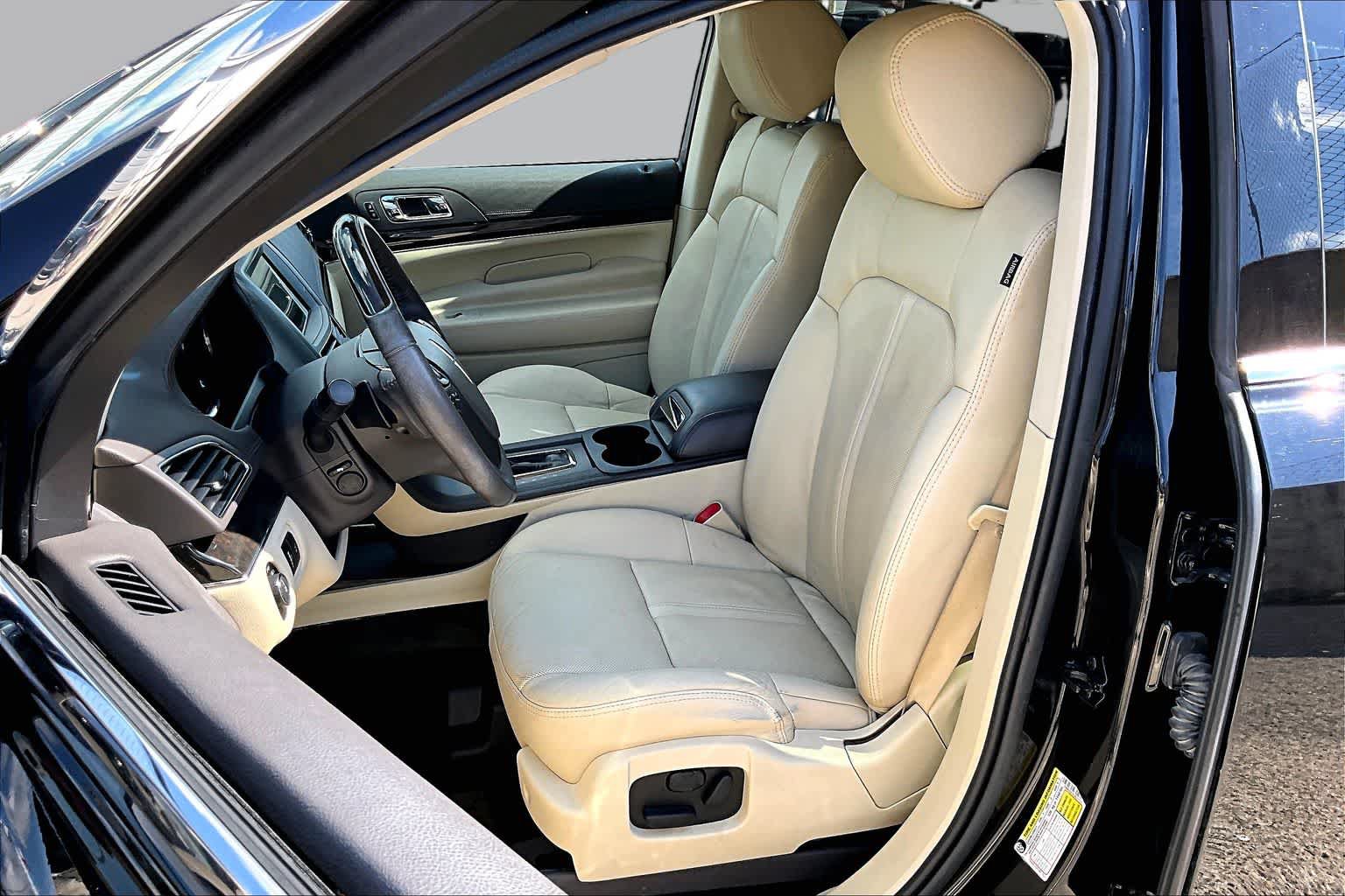 Used 2018 Lincoln MKT AWD image 9