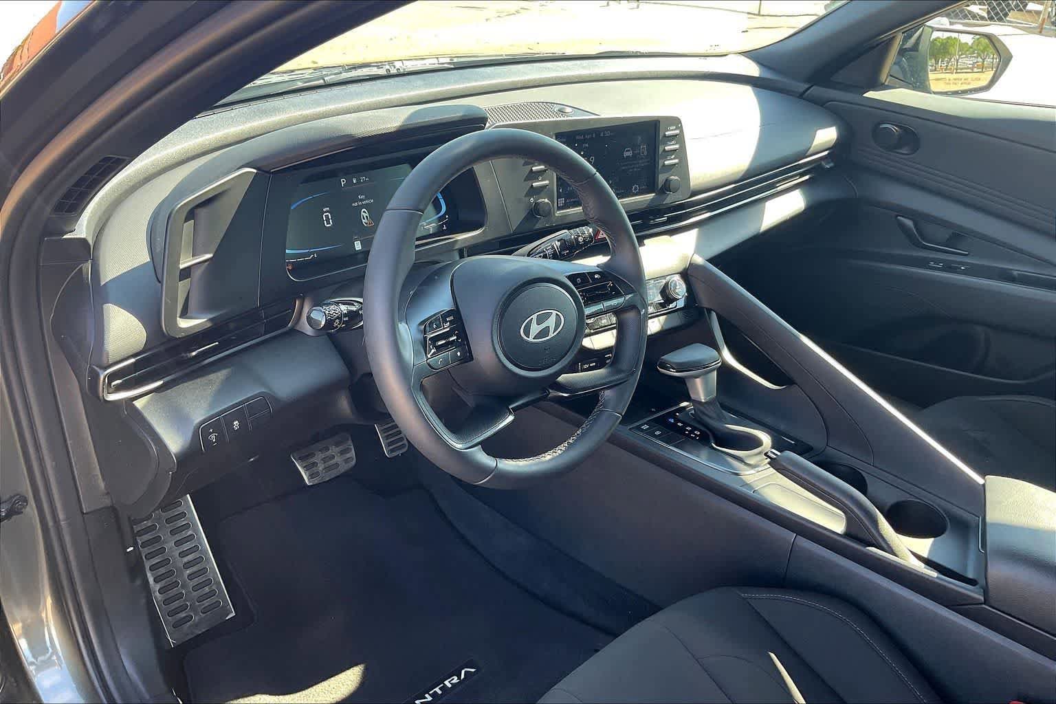 Used 2025 Hyundai Elantra Sport image 2