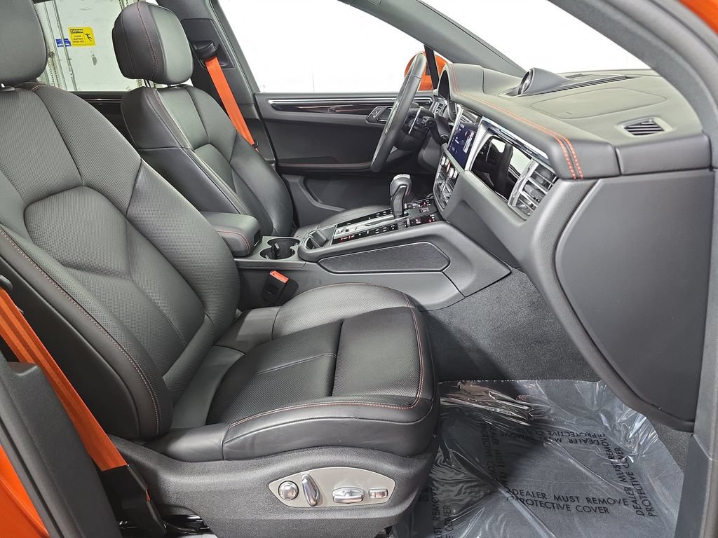 Certified 2025 Porsche Macan AWD/4WD image 27