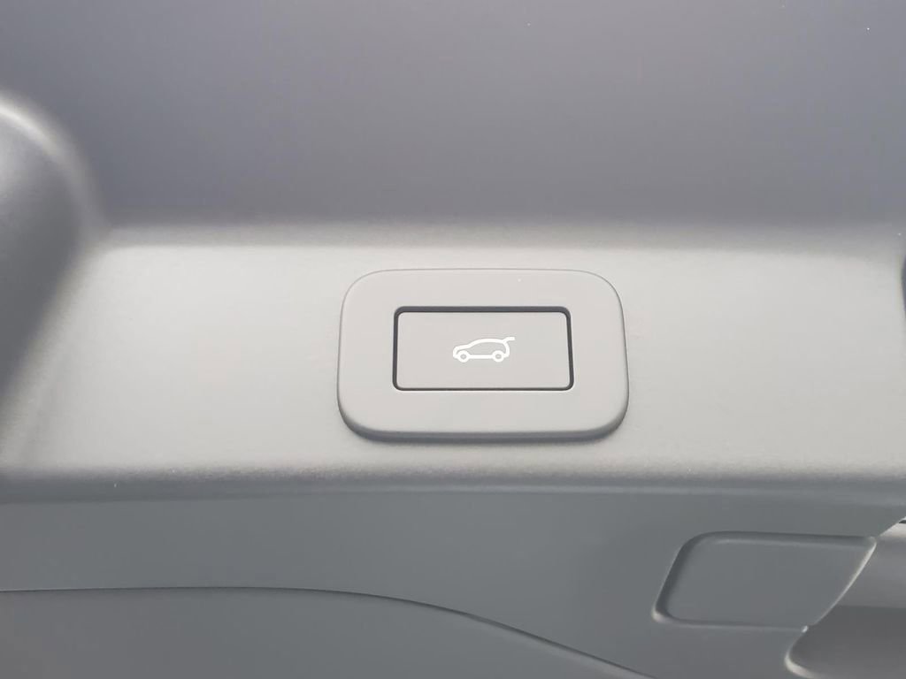 Used 2024 Jaguar F-PACE R-Dynamic S image 8