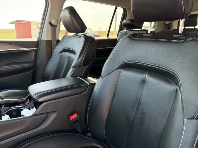 Used 2023 Jeep Grand Cherokee L Limited AWD/4WD image 19