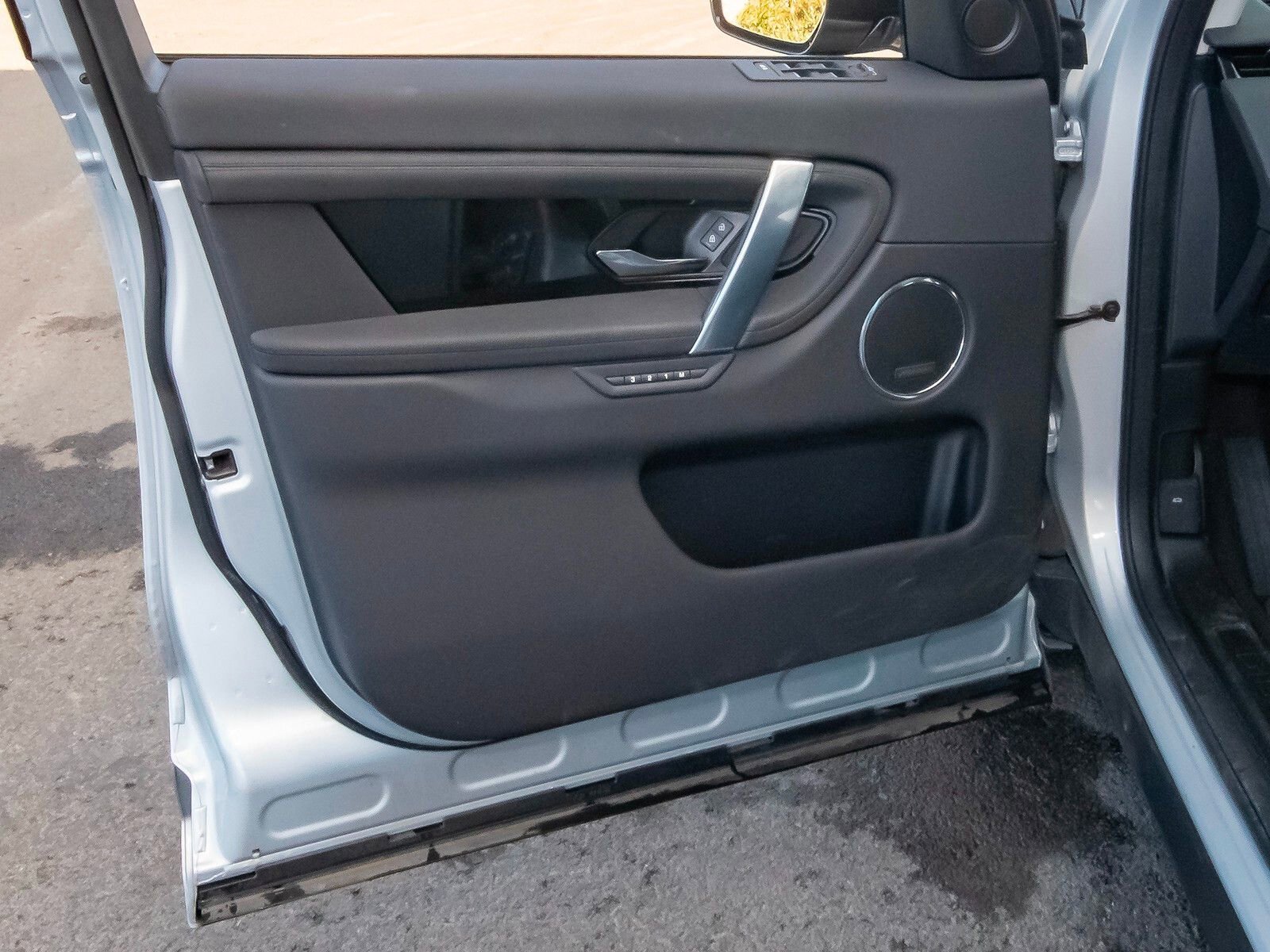 Used 2025 Land Rover Discovery Sport S image 30