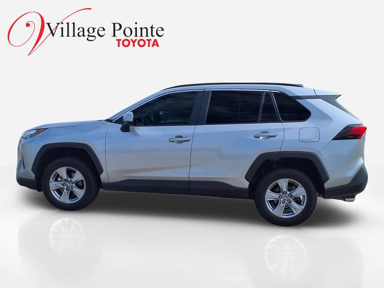 Used 2025 Toyota RAV4 XLE AWD/4WD image 2