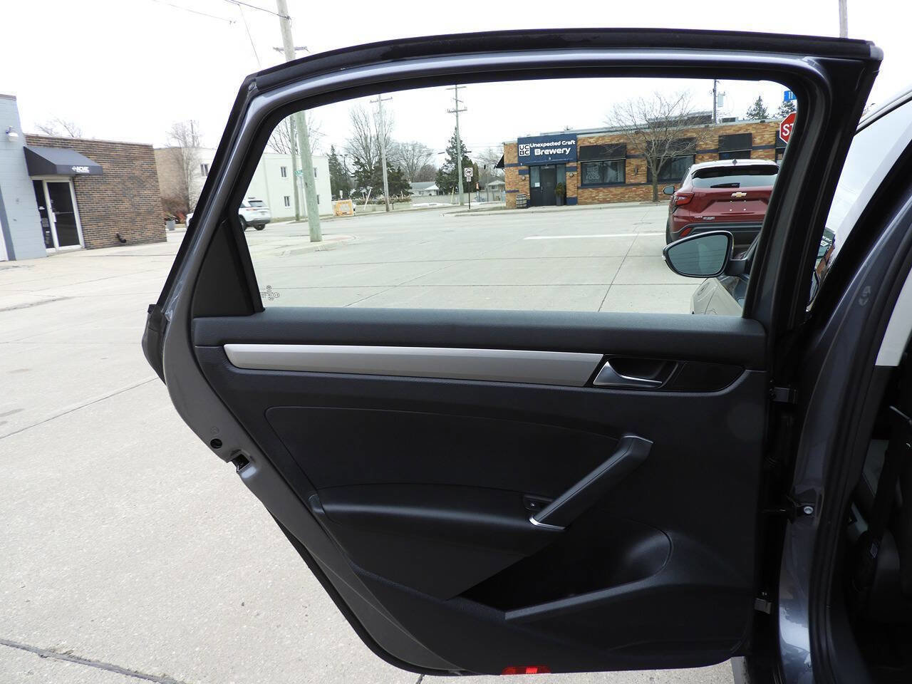 Used 2021 Volkswagen Passat 2.0T S w/ Luggage Net & Mats Package image 28